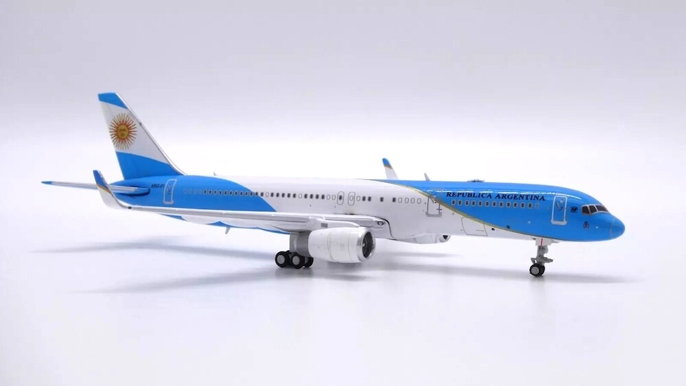 45228_jc-wings-lh4357-boeing-757-200-argentina-air-force-arg-01-xec-195883_3.jpg